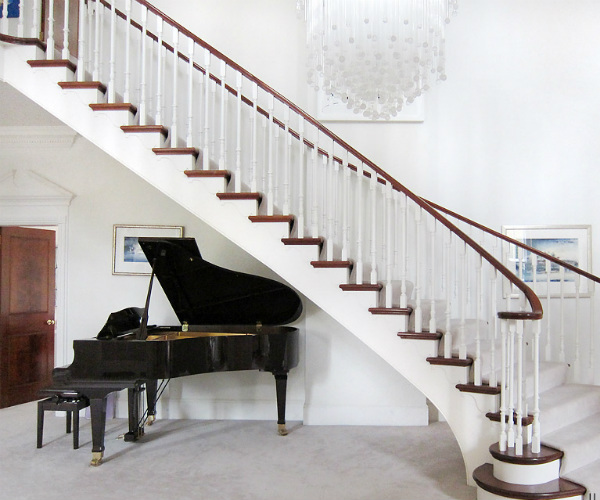 Пианино под лестницей